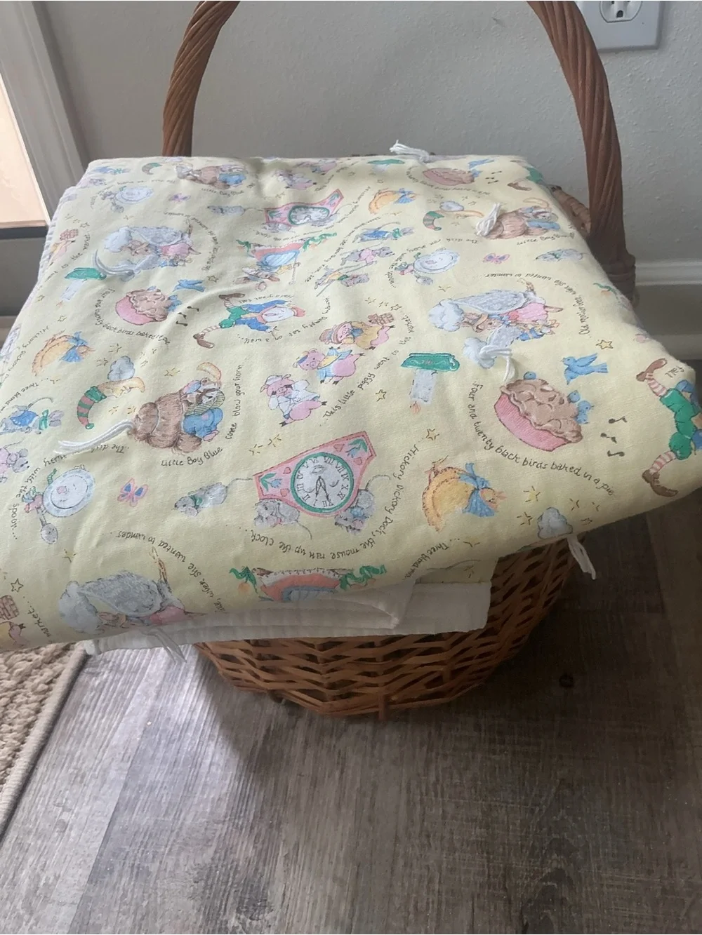 Vtg Mother Goose Nursery Rhyme Baby Quilt Yellow Panel Blanket 43x51.5 1990s - Picture 5 of 10